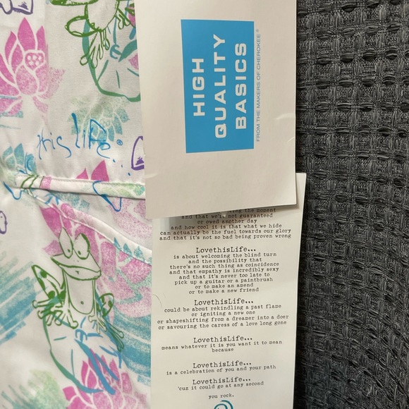 LOVE THIS LIFE SIZE SMALL SCRUB TOP -NWT - Picture 3 of 3